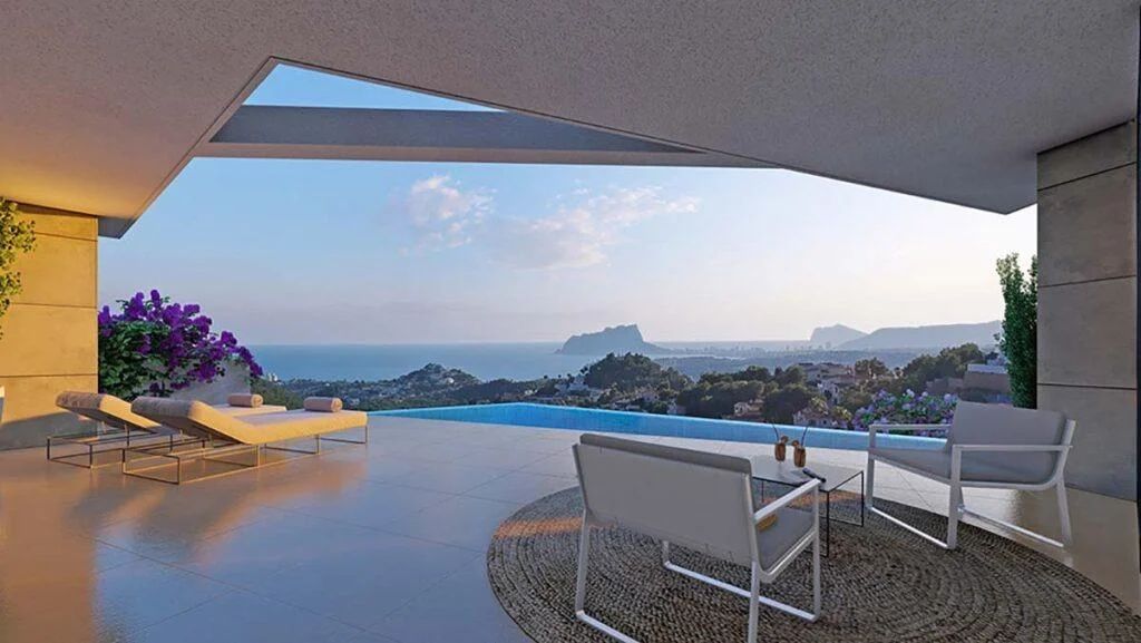 Terrasse couverte avec piscine à débordement, mobilier de détente moderne et vue panoramique sur la mer Méditerranée et le Peñón de Ifach.