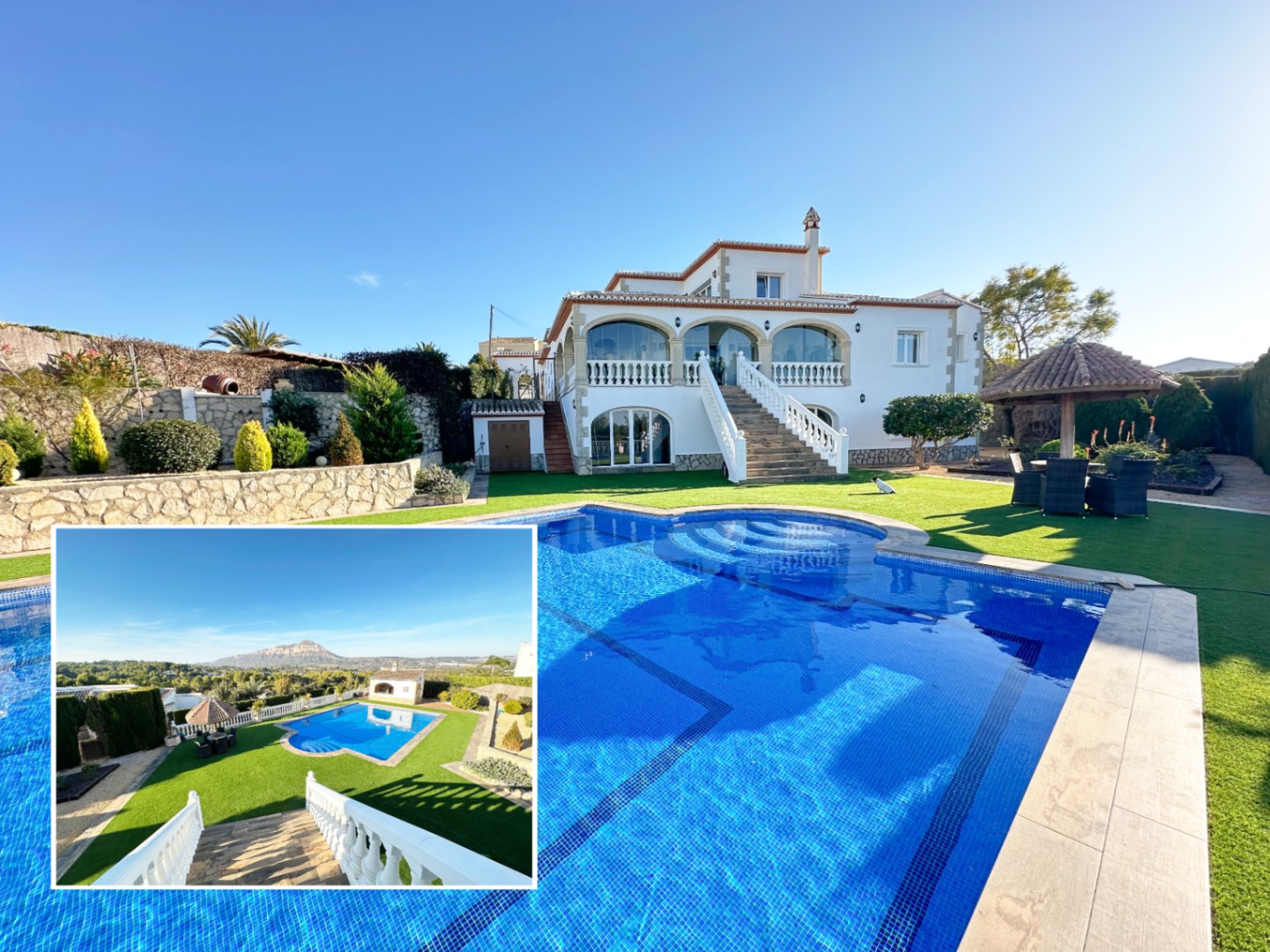 Vue extérieure avec piscine en mosaïque bleue, pelouse artificielle et villa blanche aux arches. Le massif du Montgó se dessine en arrière-plan.