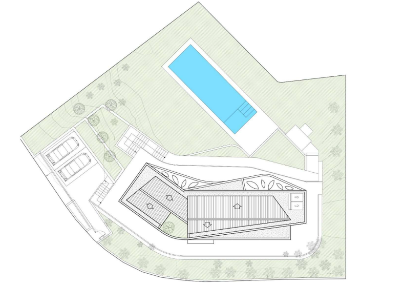 Plan de masse architectural illustrant l'implantation de la villa avec sa piscine rectangulaire, ses toitures angulaires et son espace de stationnement dédié.