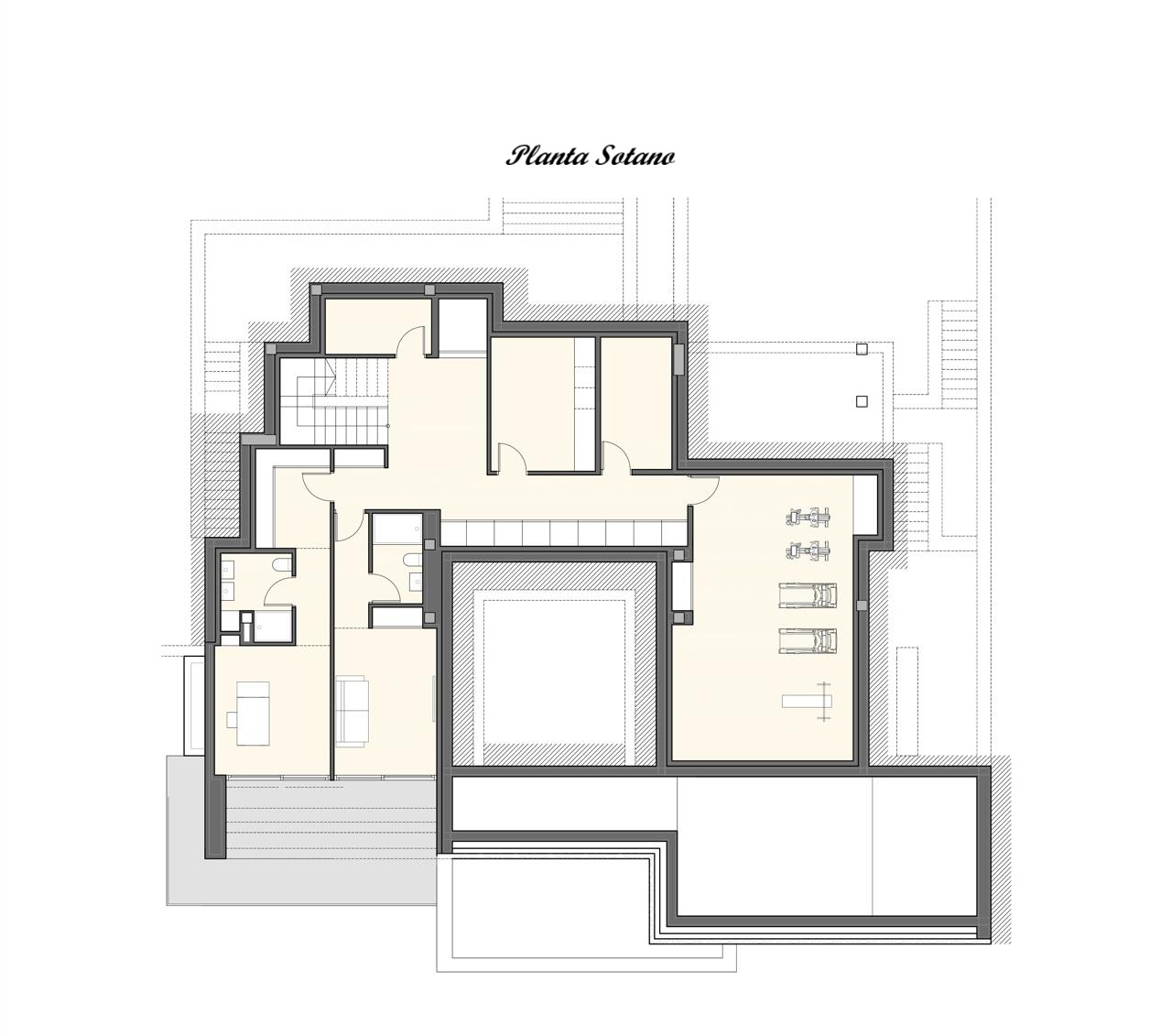 Plan d'architecte du sous-sol comprenant un espace fitness, des locaux techniques et des zones de rangement articulés autour d'un patio central.