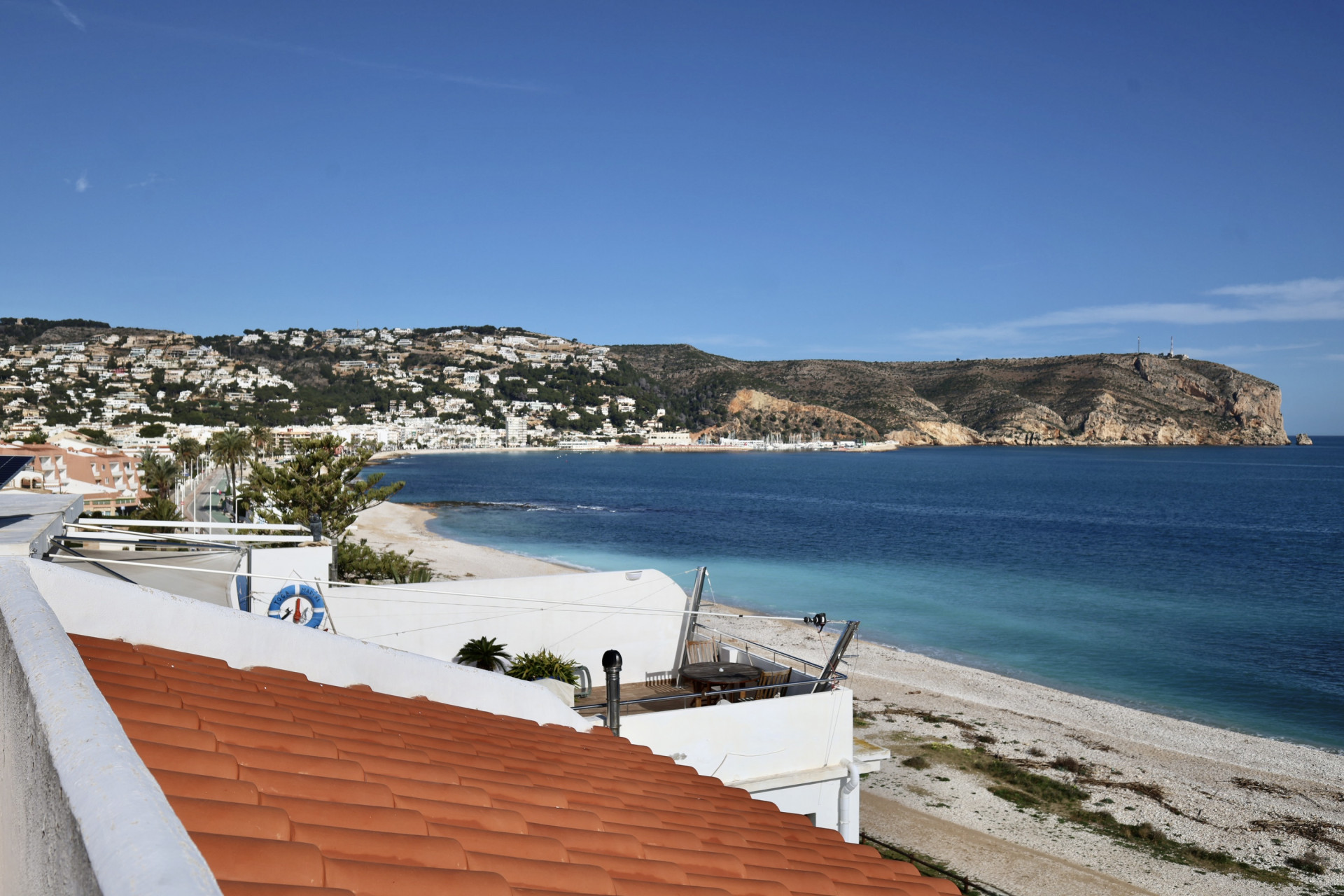 Apartamento en primera línea en Jávea con vistas al mar