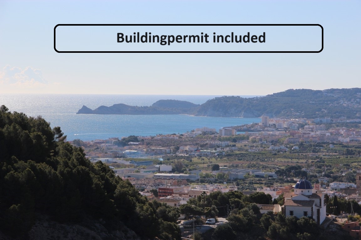 Vues panoramiques sur la baie de Jávea et la mer Méditerranée depuis le terrain à La Corona, incluant le paysage urbain et le littoral découpé.