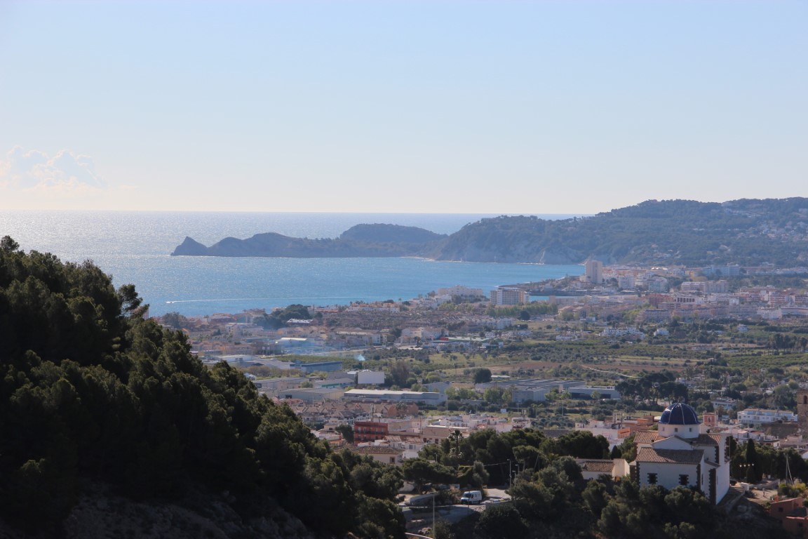 Vue panoramique de Jávea avec la mer Méditerranée en arrière-plan.