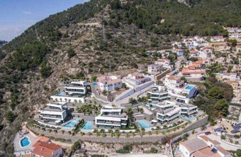 Vue aérienne du complexe résidentiel de villas de luxe avec piscines privées à Calpe.