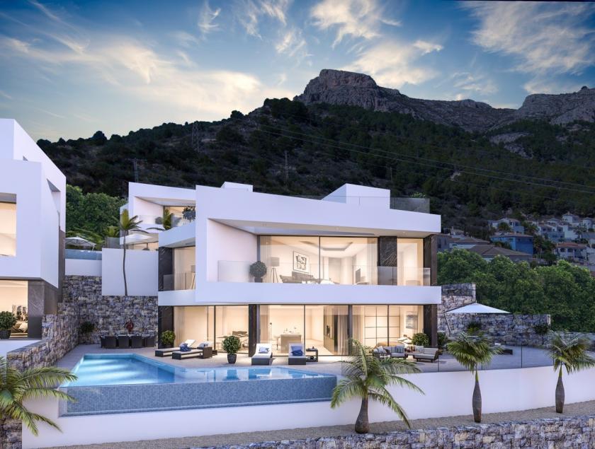 Vue extérieure de la villa avec piscine à débordement et design moderne, s'intégrant au paysage montagneux de Calpe.