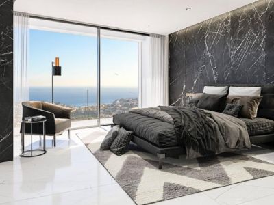 Chambre principale avec mur d'accent en marbre, lit double et vue panoramique sur la mer Méditerranée.