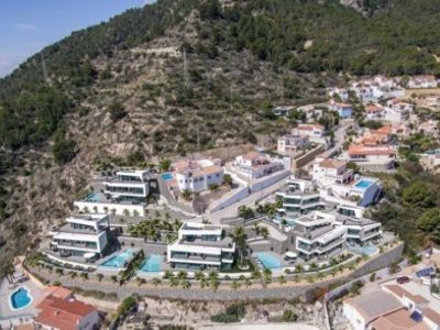 Vue aérienne du complexe résidentiel de villas de luxe avec piscines privées à Calpe.