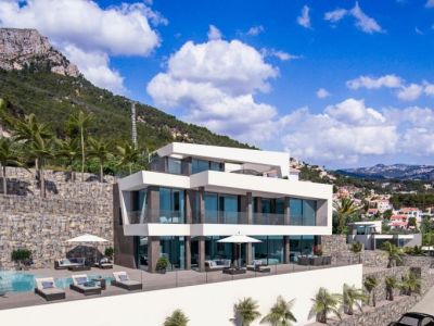 Vue extérieure de la villa avec piscine à débordement et solarium, entourée de verdure méditerranéenne.