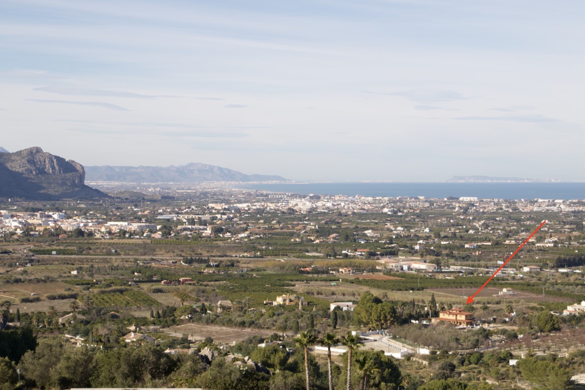 Vue panoramique de la villa à Pedreguer avec la Méditerranée en arrière-plan et la montagne. Vue panoramique de la villa à Pedreguer avec la Méditerranée en arrière-plan et la montagne.