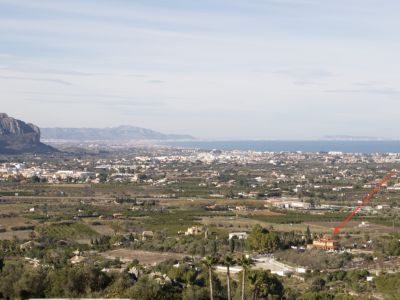 Vue panoramique de la villa à Pedreguer avec la Méditerranée en arrière-plan et la montagne.