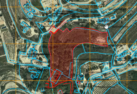 Vue aérienne du terrain délimité, présentant son étendue et son emplacement par rapport aux bâtiments proches.