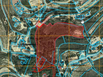 Vue aérienne du terrain délimité, présentant son étendue et son emplacement par rapport aux bâtiments proches.