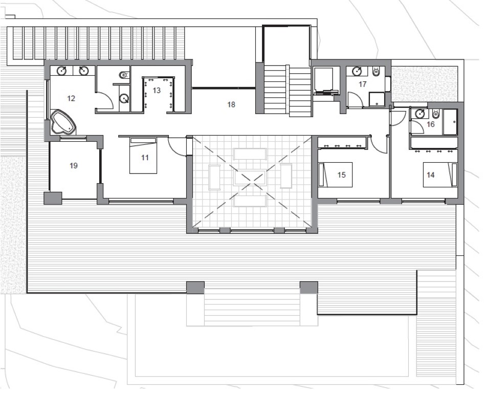 Plan technique de l'étage supérieur présentant la suite de maître avec dressing, deux chambres avec salles d'eau attenantes et une grande terrasse.