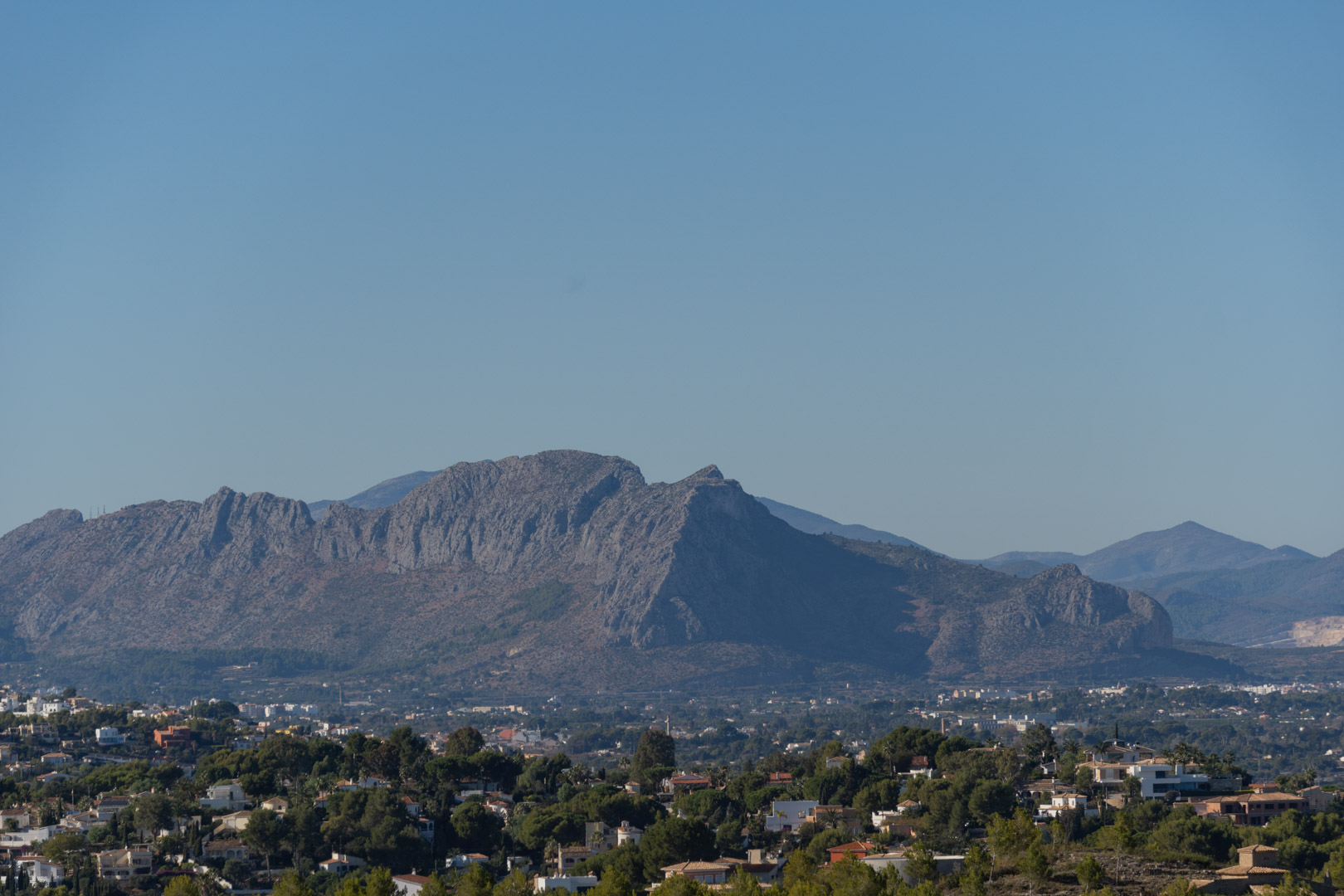 Vues panoramiques sur le massif du Montgó et le paysage résidentiel de Denia, illustrant l'environnement naturel et paisible de la zone.
