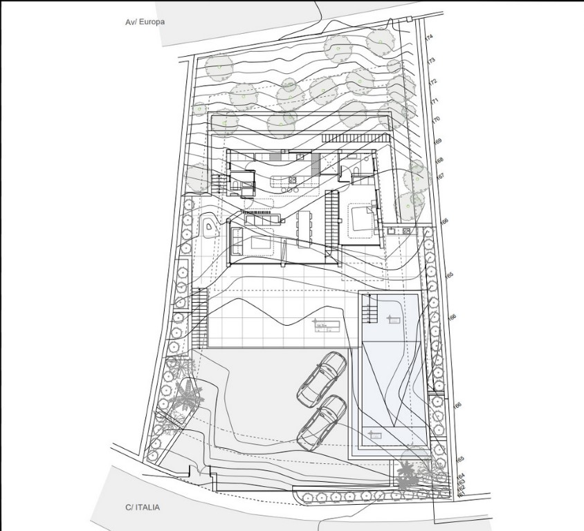 Plan de masse technique de la parcelle à Altea Hills détaillant l'emprise de la villa, la zone de piscine, le parking et les courbes de niveau du terrain.