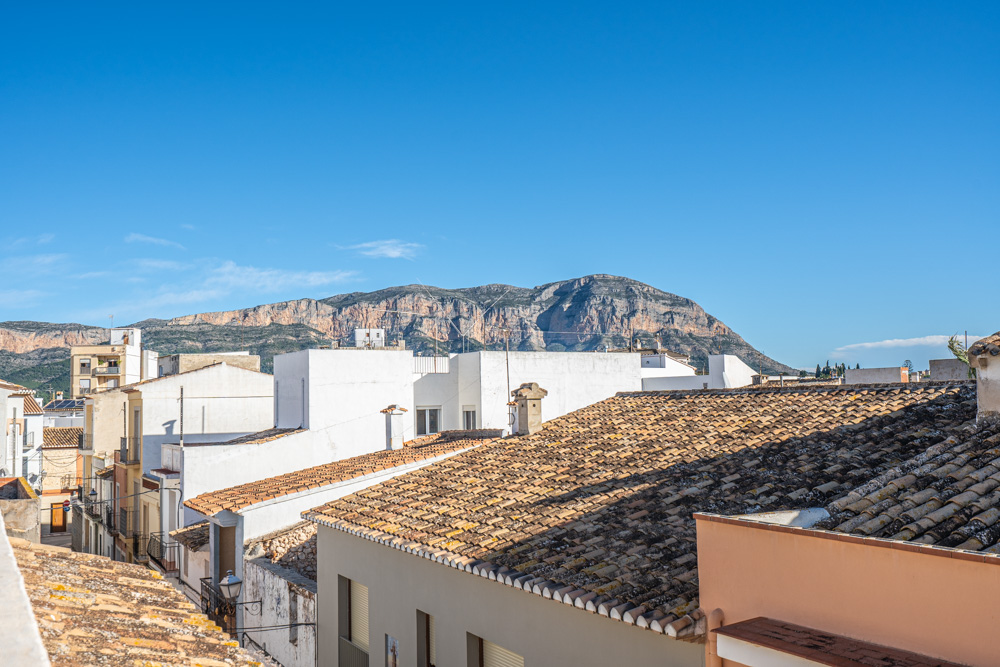 Vues panoramiques depuis la terrasse sur le toit vers le massif du Montgó et les toits en tuiles traditionnels de Gata de Gorgos.
