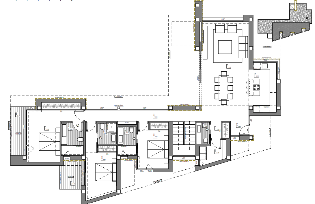 Plan technique du niveau principal comprenant trois chambres en suite, un séjour ouvert avec cuisine intégrée et un accès à de vastes terrasses.