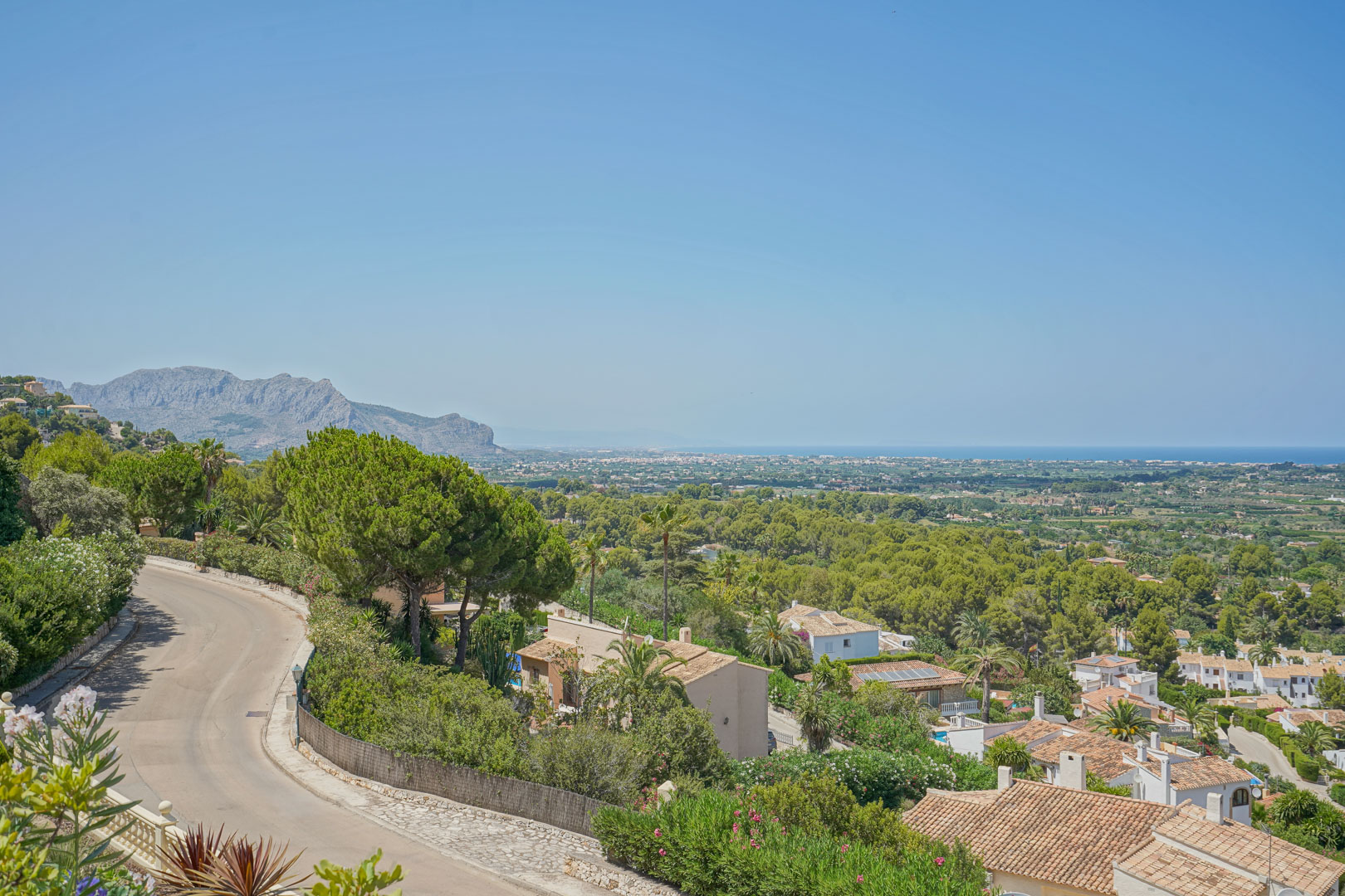 Vue panoramique surélevée sur la côte méditerranéenne, la vallée verdoyante et les montagnes environnantes depuis le quartier résidentiel de La Sella.