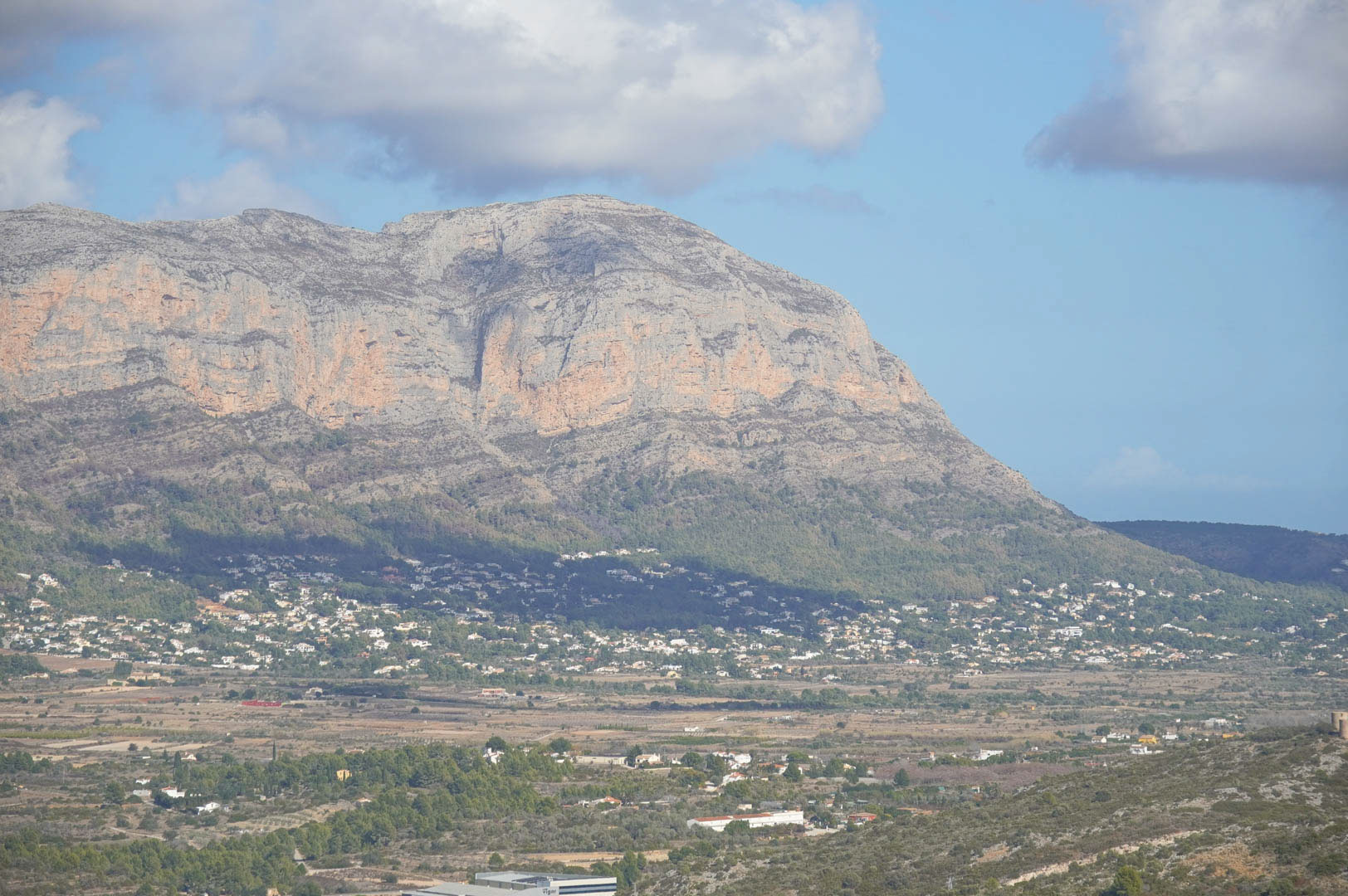 Vues panoramiques dégagées sur le massif du Montgó et la vallée environnante depuis la position surélevée de la propriété à La Sella.