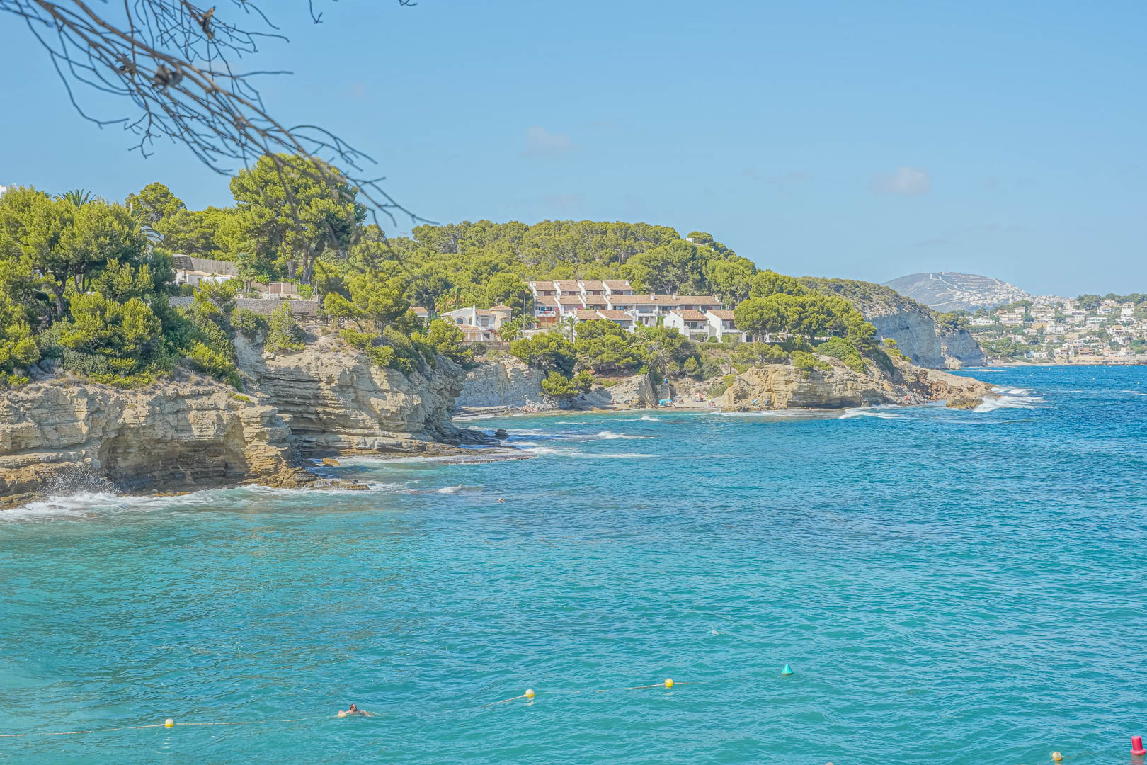 Vue panoramique de la côte de Benissa, avec ses falaises rocheuses, ses eaux turquoise et sa végétation méditerranéenne préservée.