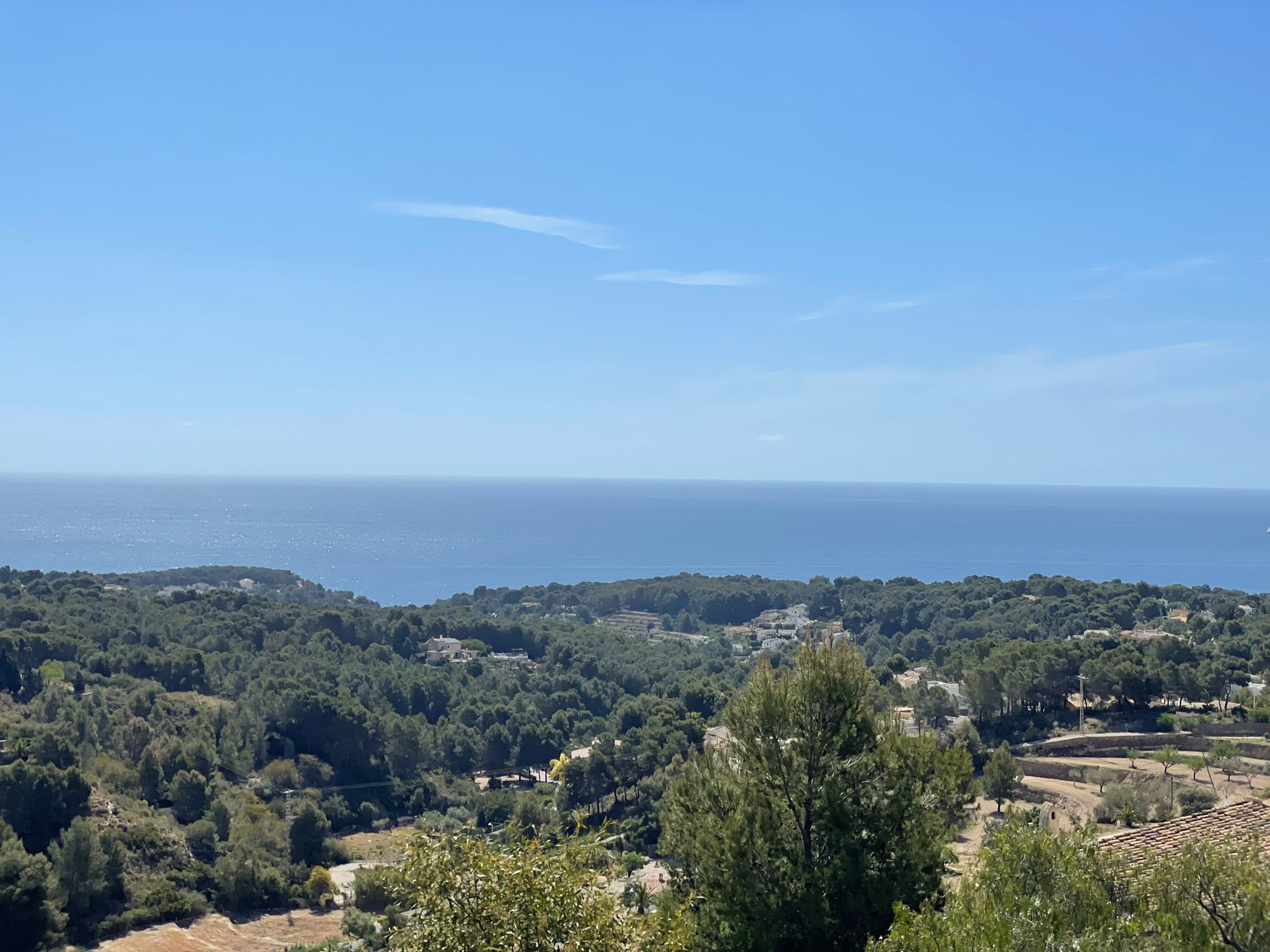 Vue panoramique sur la mer Méditerranée depuis la propriété, surplombant une forêt de pins et le littoral de Benissa par temps clair.