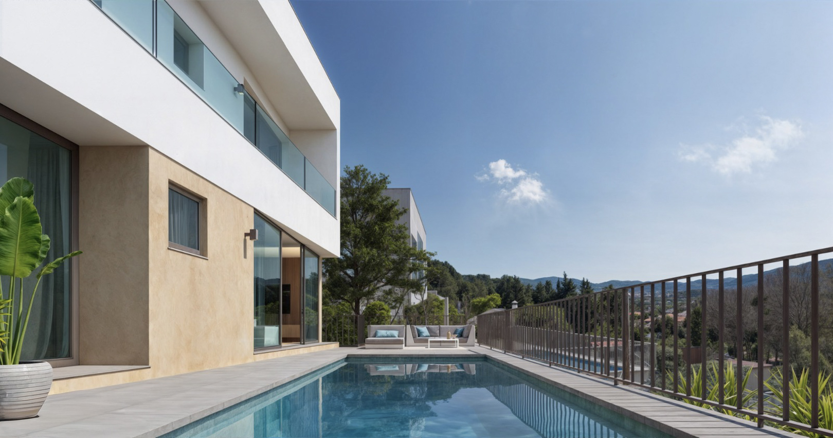 Extérieur de la villa avec piscine rectangulaire, terrasse en dalles grises et façade contemporaine alliant blanc et ocre avec vue dégagée.