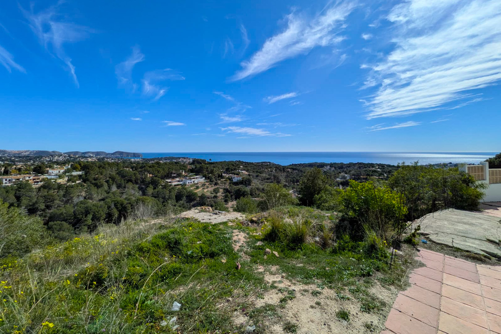 Vue panoramique depuis le terrain surélevé sur la mer Méditerranée, le Cap D'or et les collines verdoyantes de Benissa par temps clair.