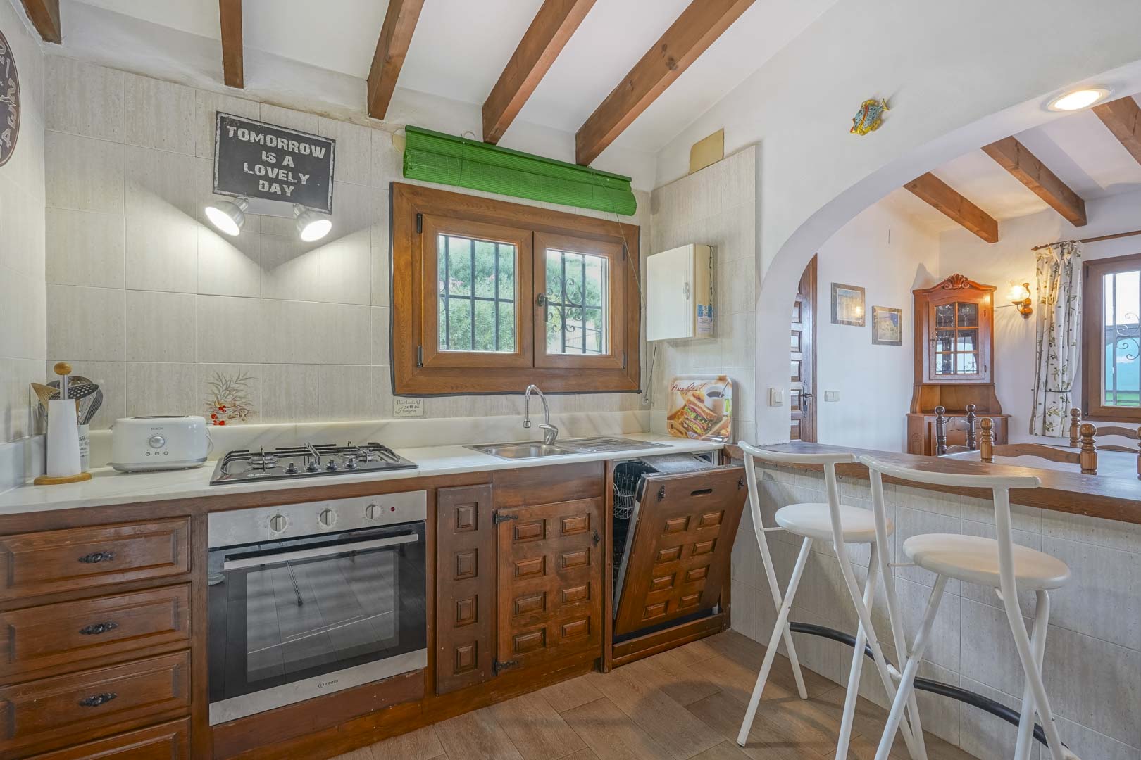 Cuisine de style rustique avec des meubles en bois foncé et un plan de travail en marbre.