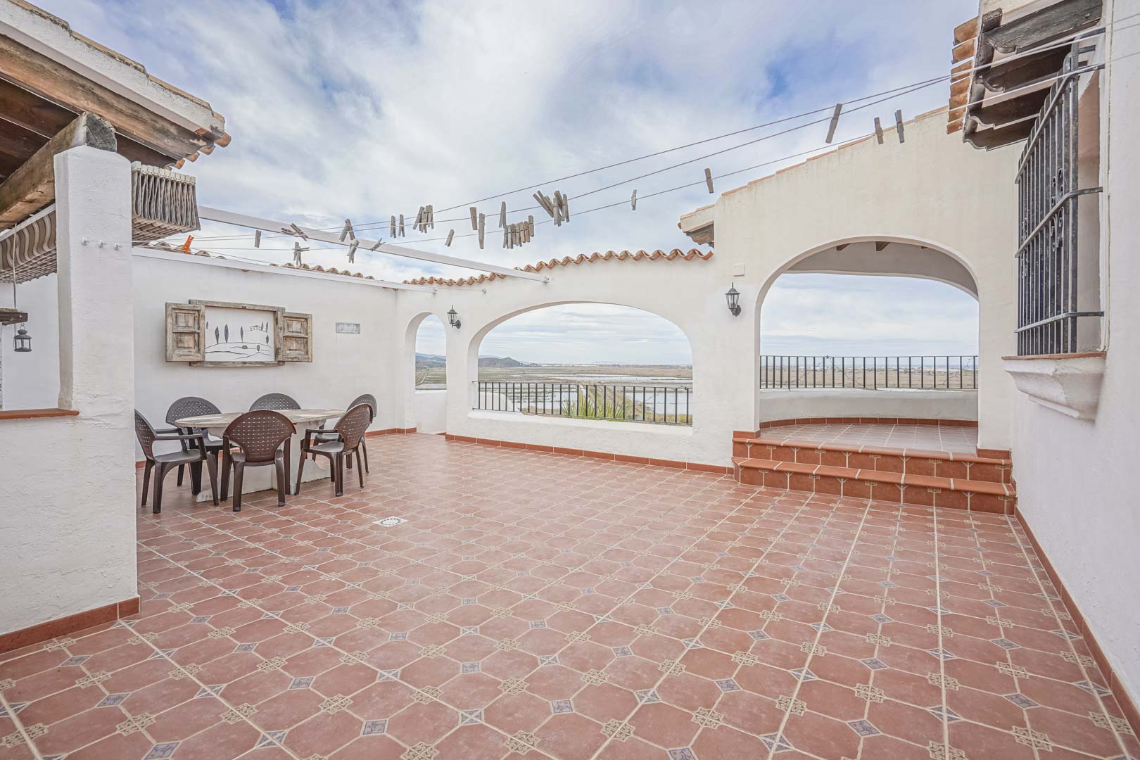 Vaste terrasse carrelée avec vue sur la réserve naturelle, idéale pour les repas en plein air.