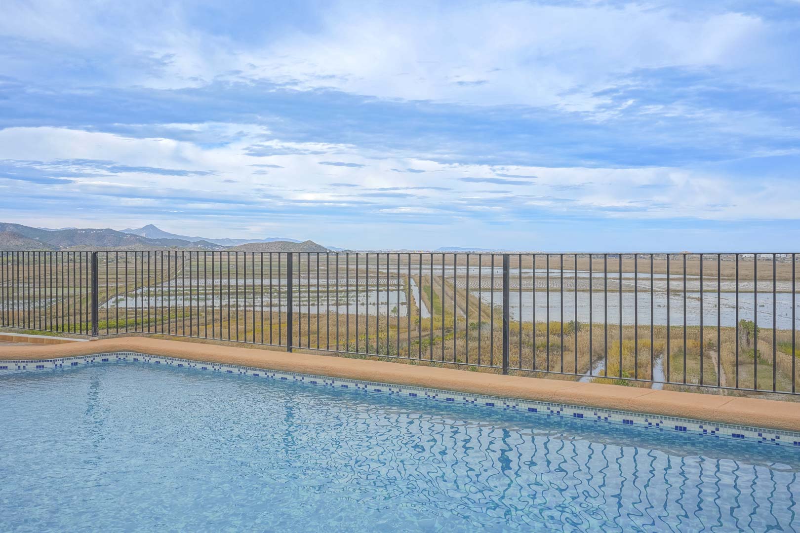Vue de la piscine avec rambarde donnant sur le paysage de Marjal de Pego.
