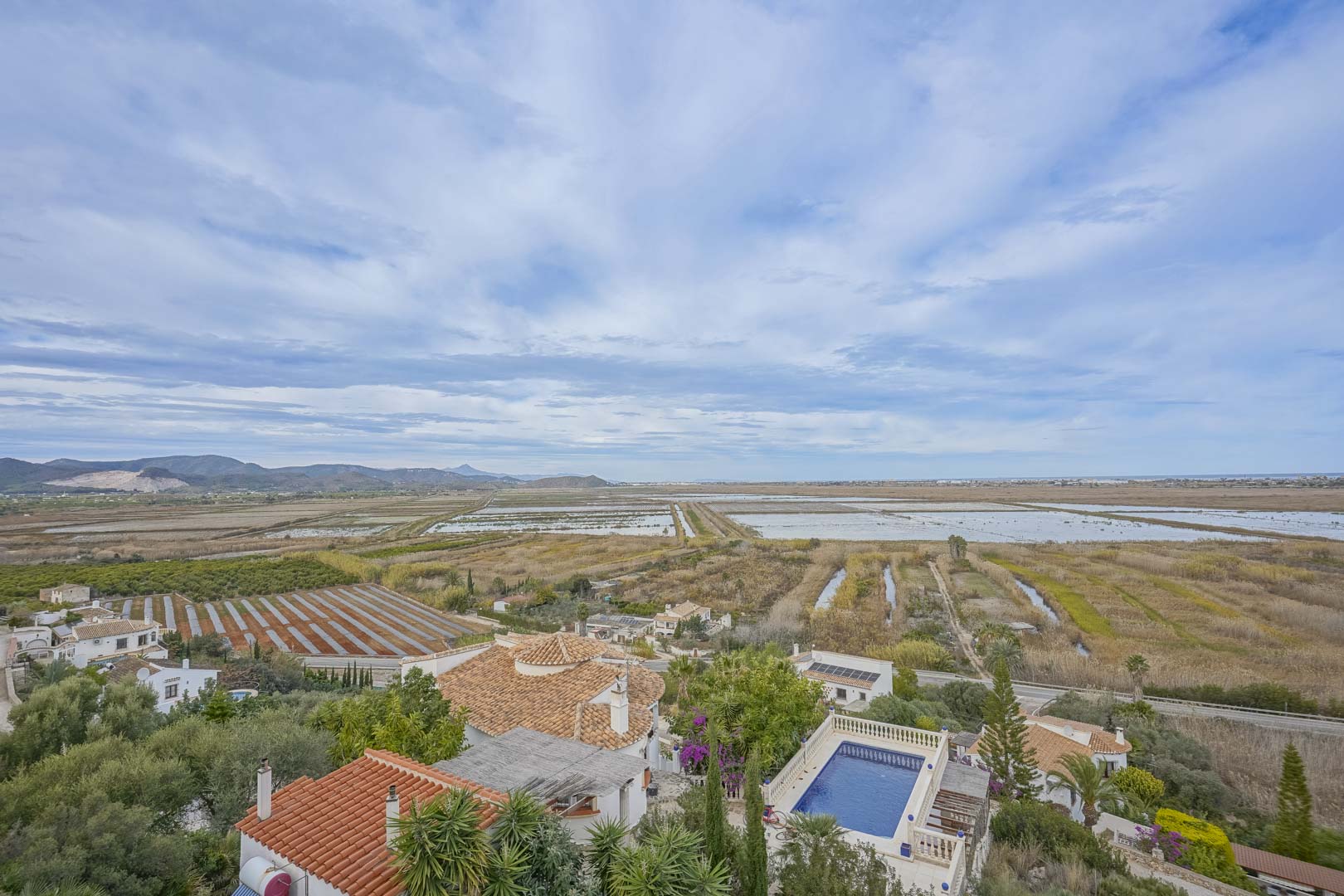 Vue panoramique de la villa avec piscine et rizières à Monte Pego.