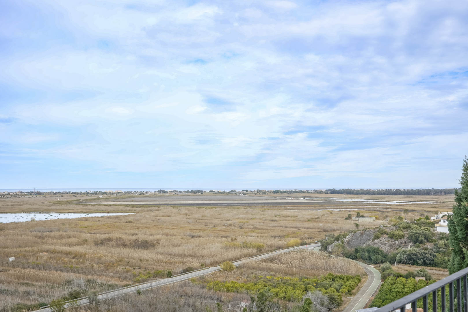 Vue panoramique sur la réserve naturelle Marjal de Pego et le littoral depuis Monte Pego.