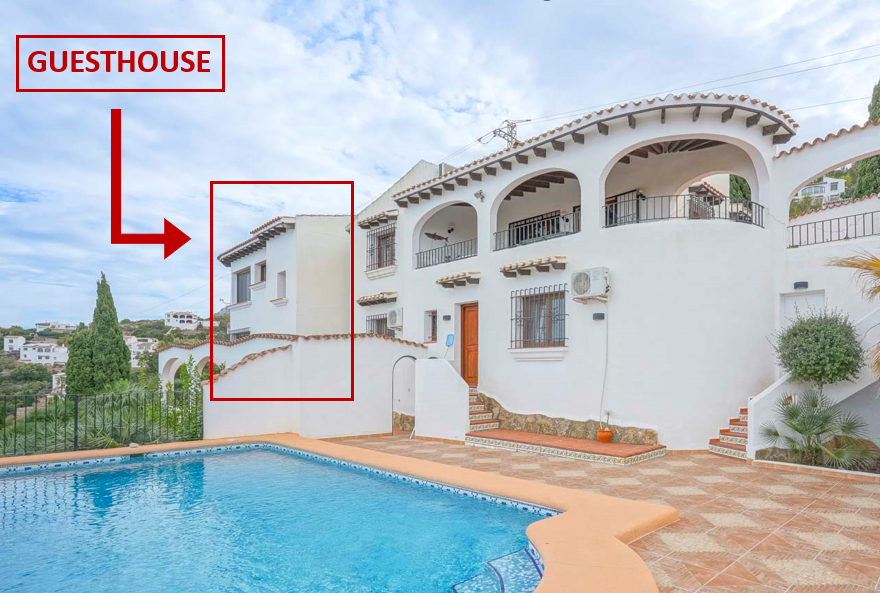 Vue sur la maison d'hôtes de deux étages avec piscine et carrelage en terre cuite.
