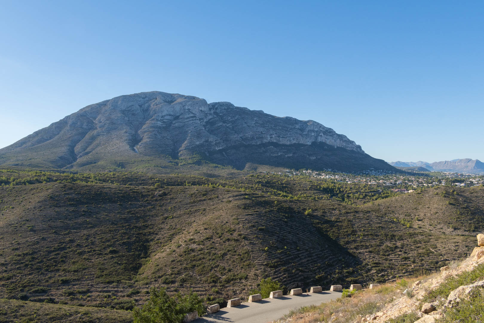 Vue panoramique sur la montagne et le paysage depuis la route.