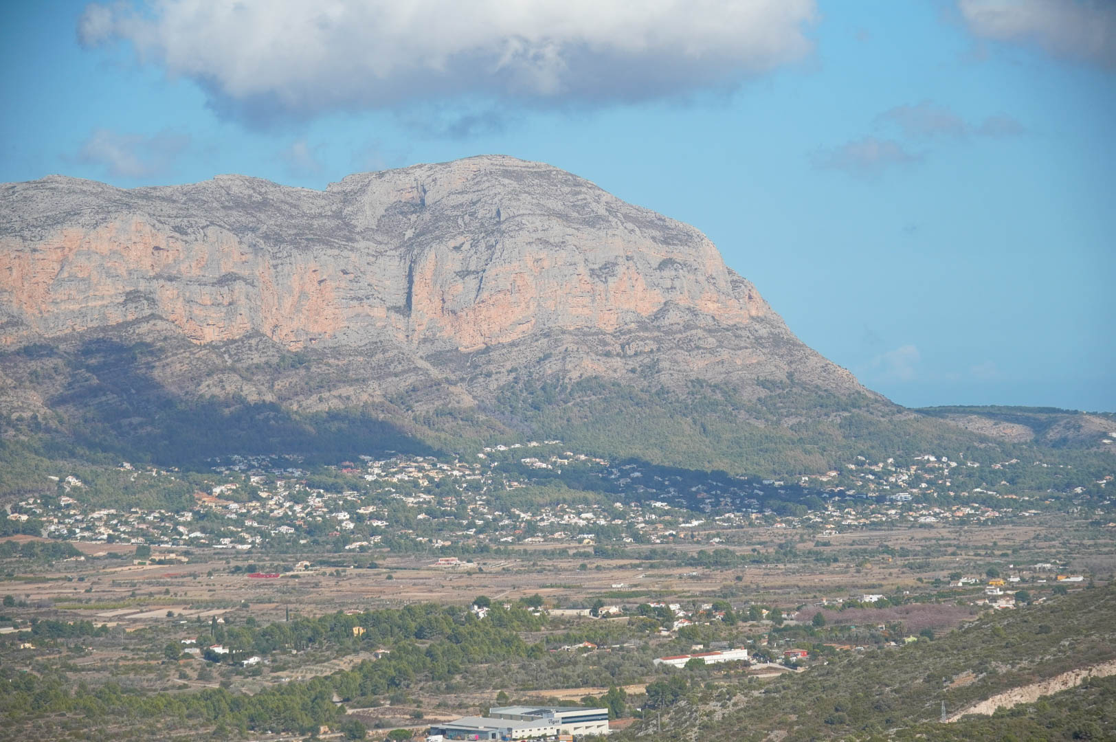 Vue panoramique sur le massif du Montgó et la vallée environnante, mettant en valeur le paysage naturel et les zones résidentielles depuis les hauteurs.