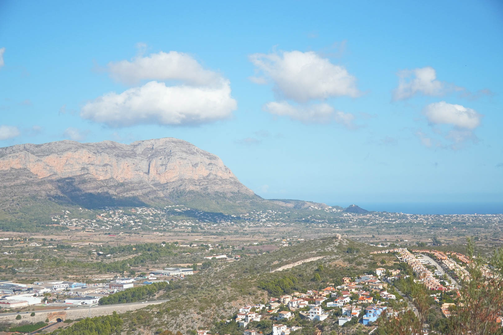 Vues panoramiques depuis la propriété sur la vallée de Pedreguer, avec le massif du Montgó à gauche et la mer Méditerranée à l'horizon.