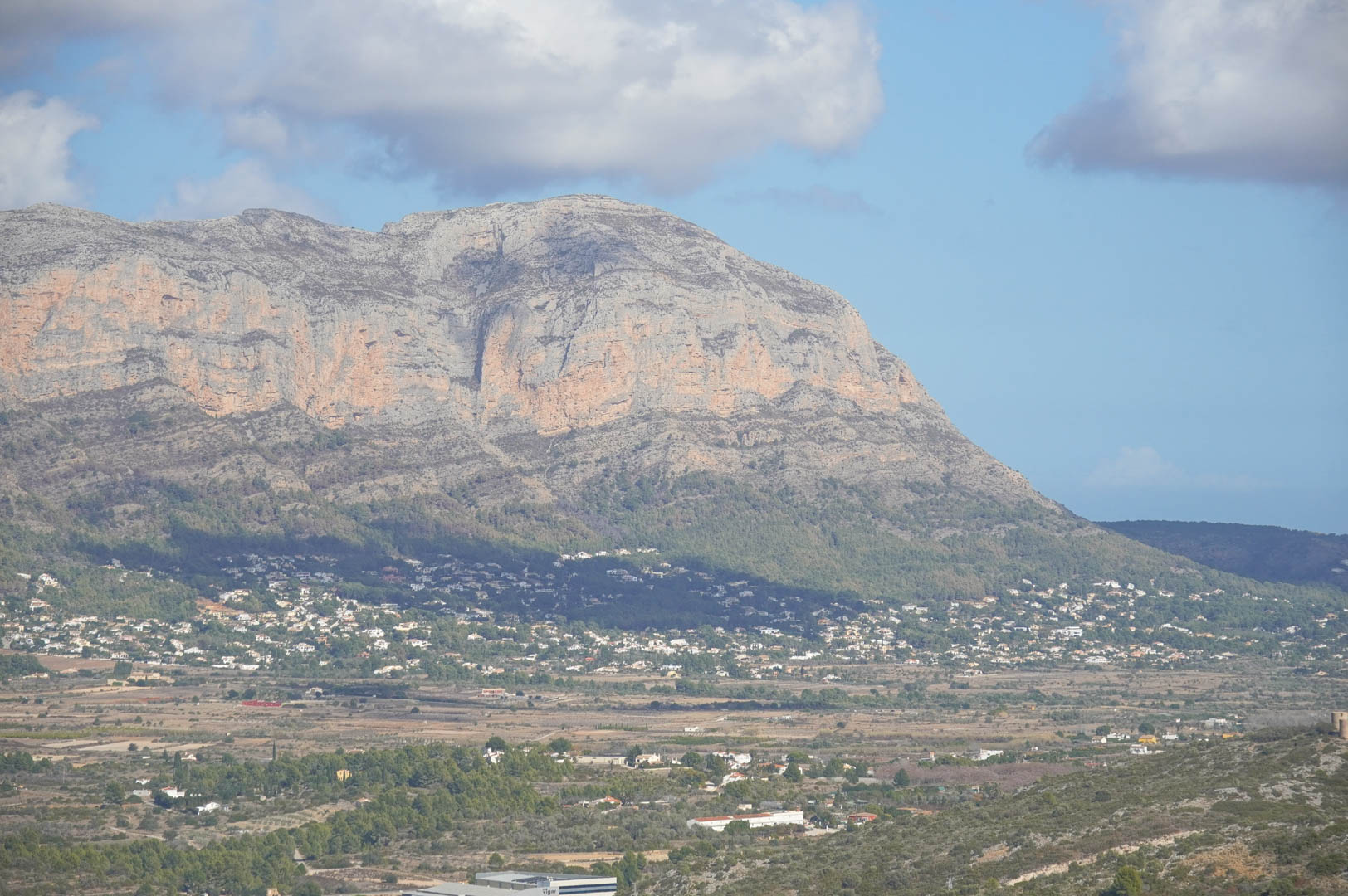 Vues panoramiques depuis la propriété sur la vallée et le massif montagneux, illustrant l'intégration des zones résidentielles dans le paysage méditerranéen environnant.