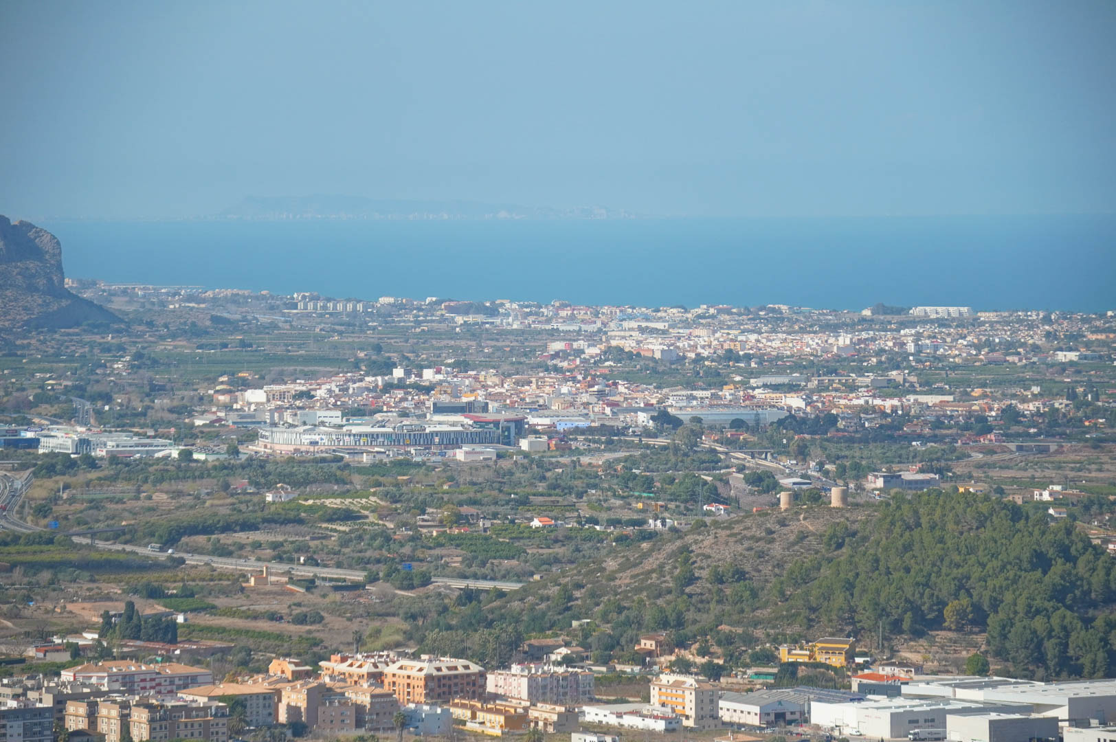 Vues panoramiques depuis la propriété sur la vallée, les zones urbaines et la mer Méditerranée à l'horizon sous un ciel dégagé.
