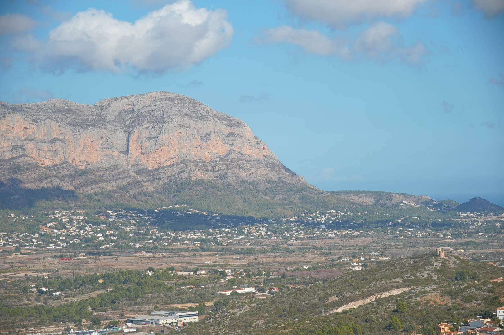Vues panoramiques depuis la propriété sur le massif du Montgó, la vallée environnante et l'horizon lointain de la mer Méditerranée.