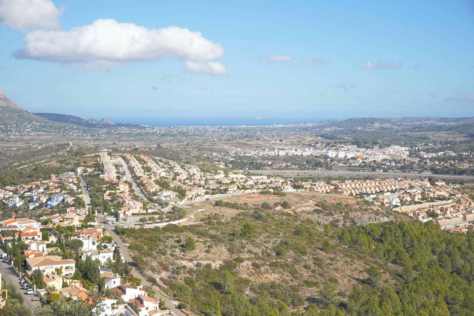 Vues panoramiques surélevées surplombant la vallée de Pedreguer, les zones résidentielles et l'horizon de la mer Méditerranée par temps clair.