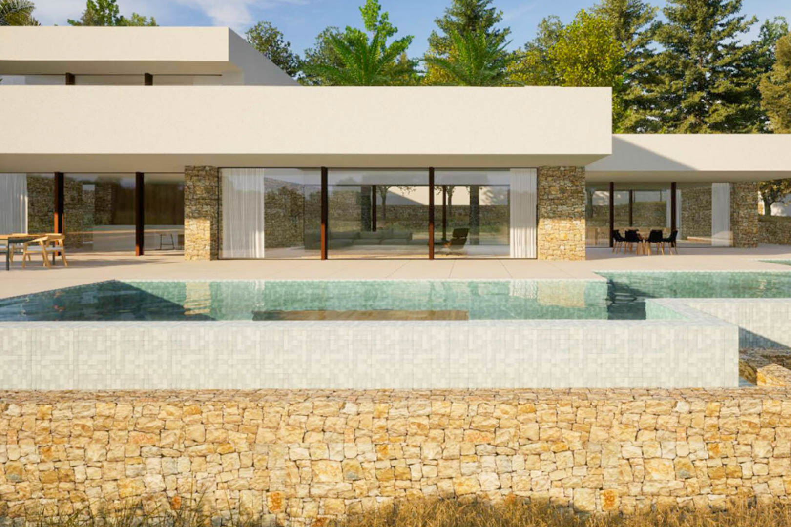 Façade extérieure avec piscine à débordement en mosaïque claire, murs en pierre naturelle et grandes baies vitrées ouvrant sur une terrasse ensoleillée.