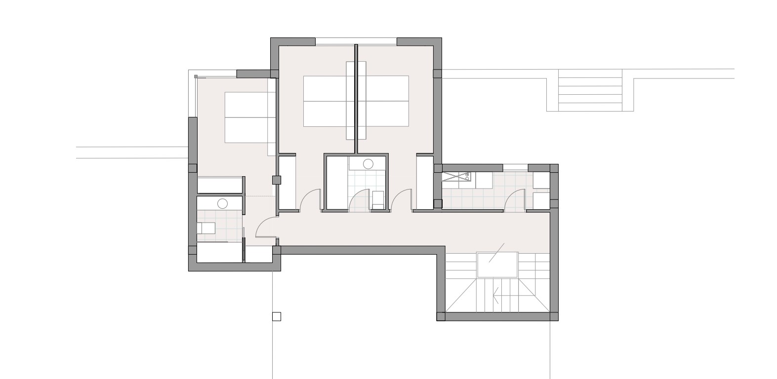 Plan technique du niveau inférieur montrant la disposition de trois chambres doubles, deux salles de bains et une buanderie fonctionnelle.