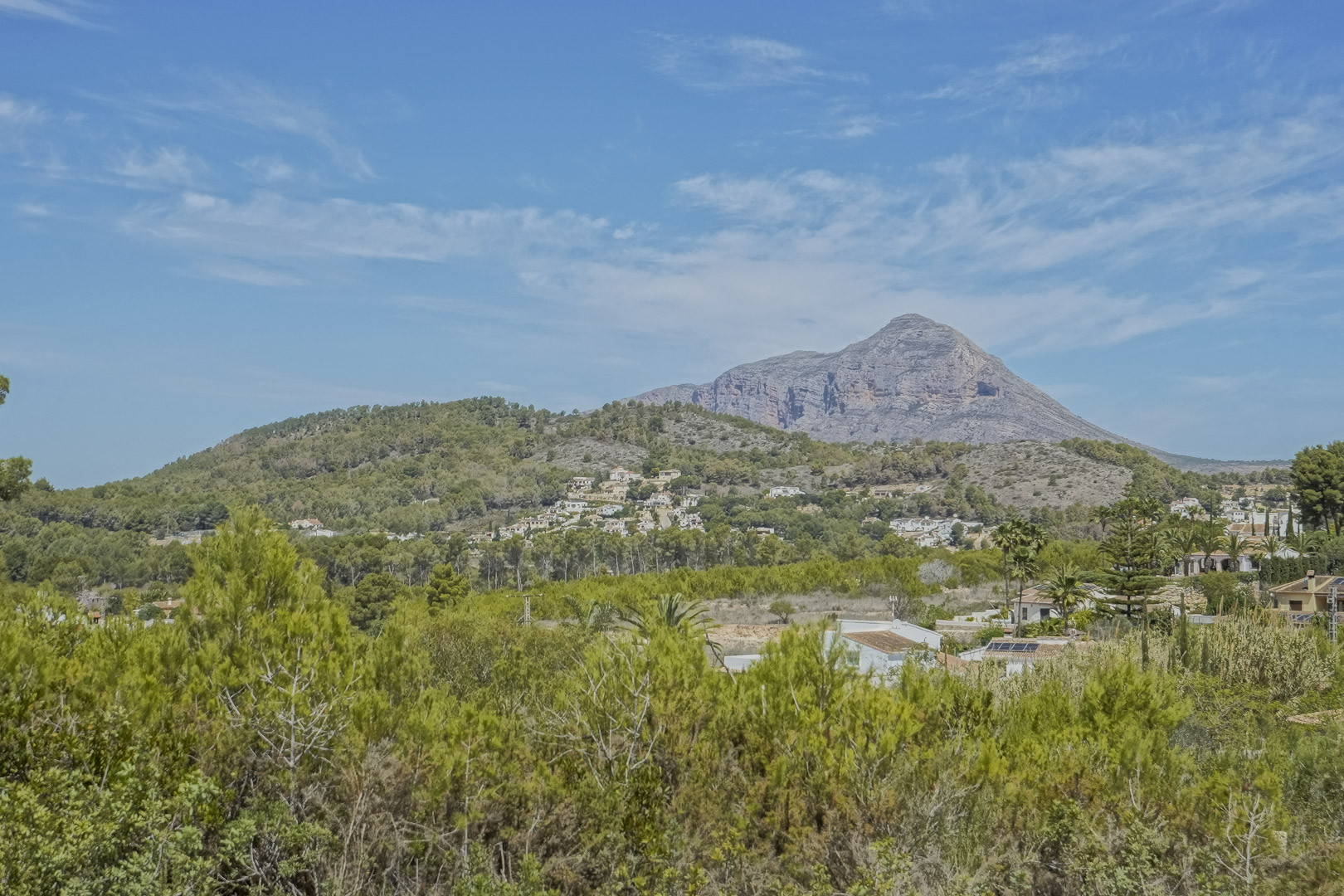 Vues panoramiques sur le mont Montgó et le paysage méditerranéen environnant, caractérisé par une végétation dense et des collines verdoyantes à Jávea.