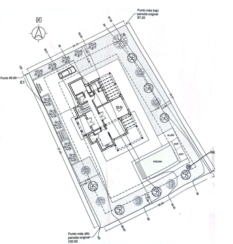 Plan de situation technique détaillant l'implantation de la villa, la piscine et les espaces paysagers sur le terrain de 1000 m² à Jávea.