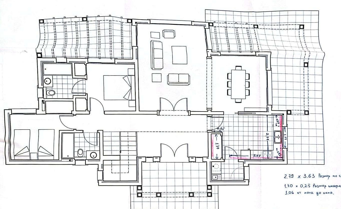 Plan détaillé du rez-de-chaussée illustrant l'agencement du salon-salle à manger, de la cuisine avec mesures techniques et de deux chambres avec salles de bains.