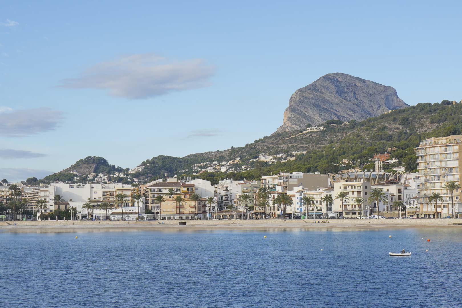 Vue panoramique sur la baie de Jávea avec le mont Montgó en arrière-plan, illustrant la proximité de la villa avec le littoral méditerranéen.