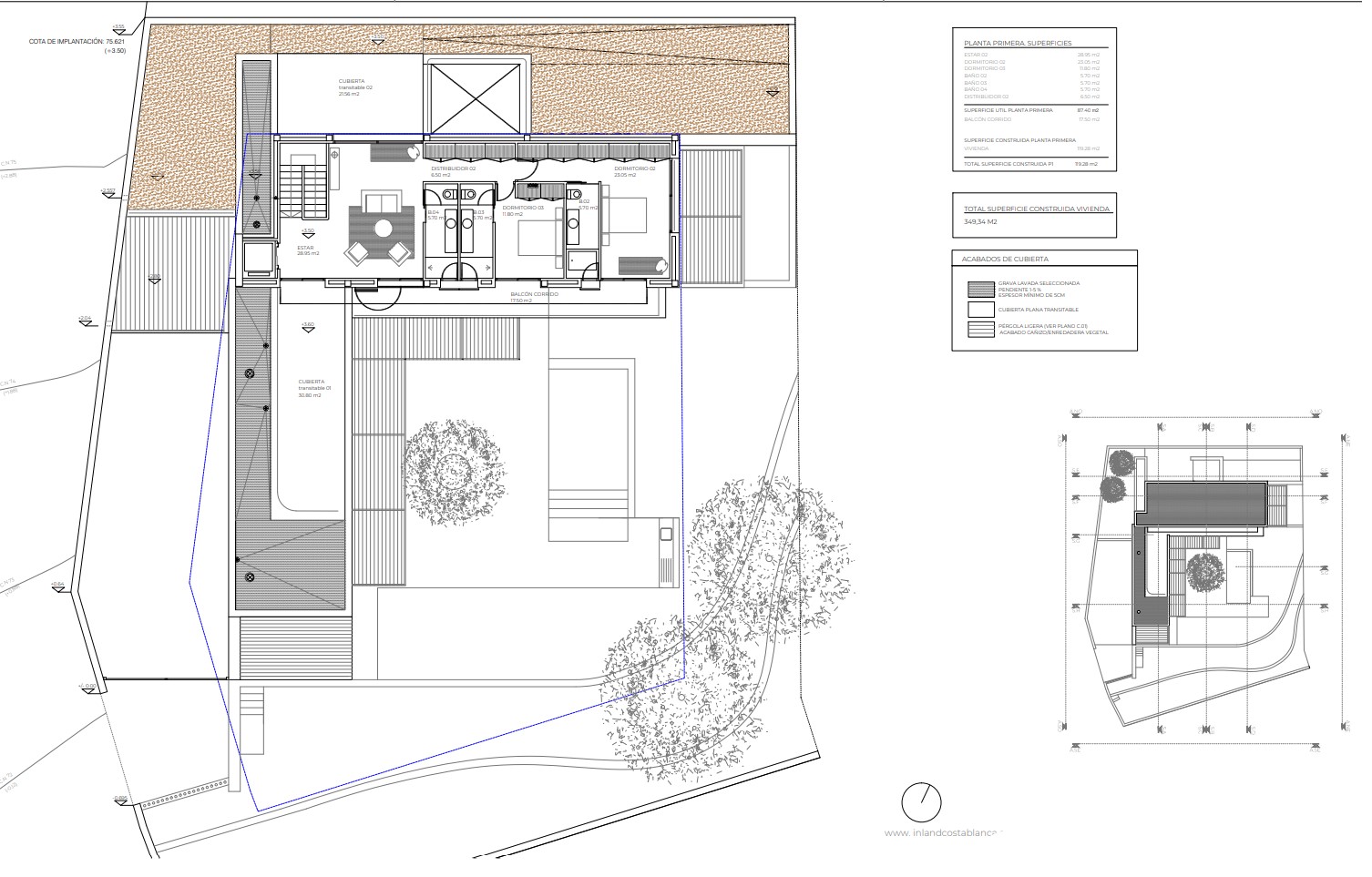 Plan architectural du premier étage, présentant la disposition des pièces et des espaces extérieurs.