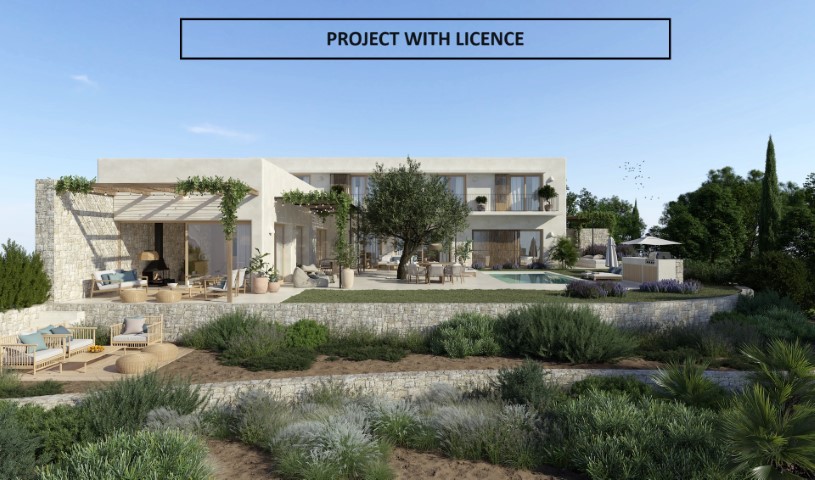 Vue extérieure de la villa avec terrasses, piscine et jardins méditerranéens en pente.