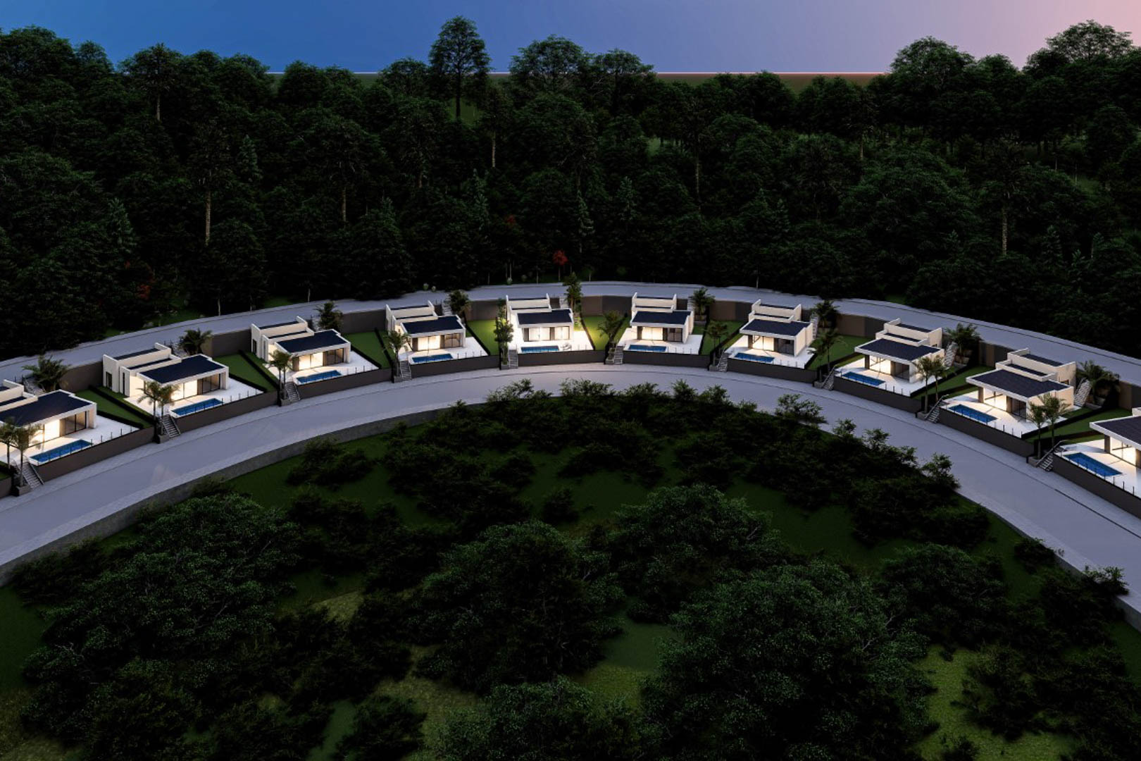 Vue aérienne nocturne du lotissement à Monte Solana, illustrant l'alignement courbe des villas modernes avec piscines privées au cœur d'un environnement boisé.