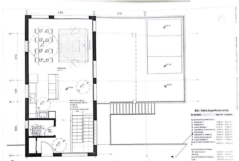 Plan technique du rez-de-chaussée illustrant l'espace de vie ouvert de 60 m² avec cuisine, les toilettes invités et la grande terrasse avec piscine.